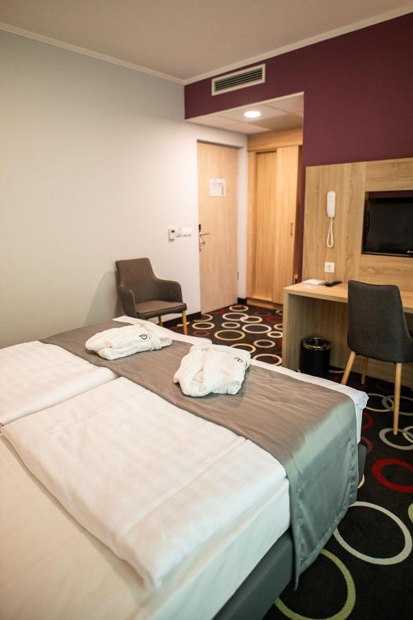 Garden Hotel Wellness Es Konferencia Szolnok Exterior photo
