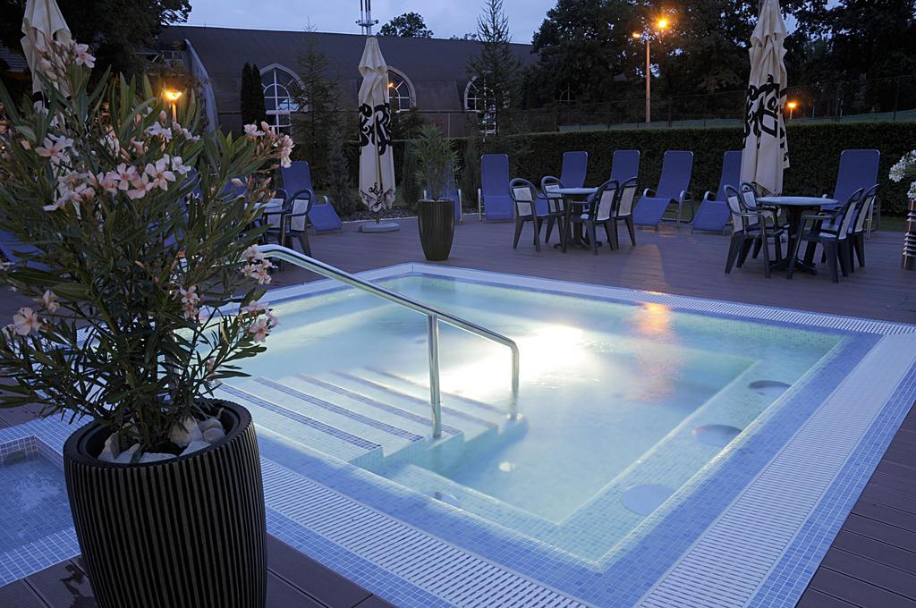 Garden Hotel Wellness Es Konferencia Szolnok Exterior photo