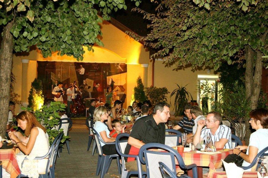Garden Hotel Wellness Es Konferencia Szolnok Restaurant photo