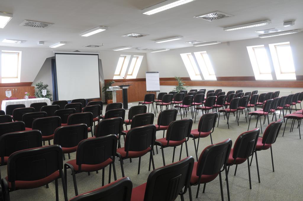 Garden Hotel Wellness Es Konferencia Szolnok Exterior photo